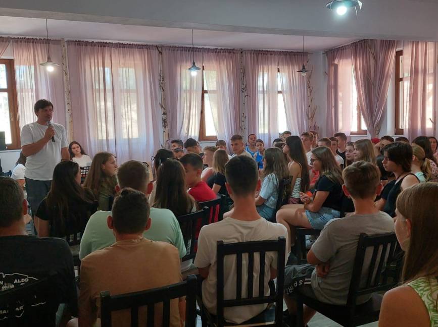 Elstartolt az ifitábor